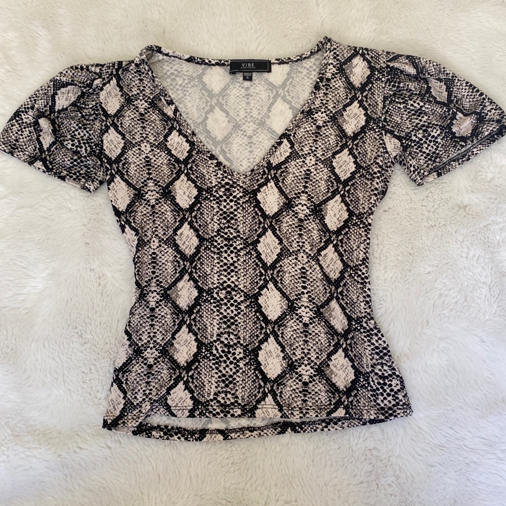 Vibe Sportswear Women’s/Junior’s Top New without Tags Size SMALL